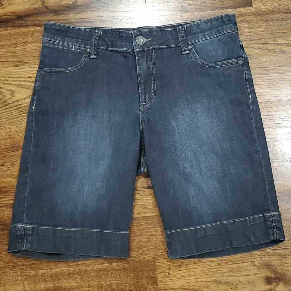 Womens Kut from the Kloth medium wash jean shorts size 10